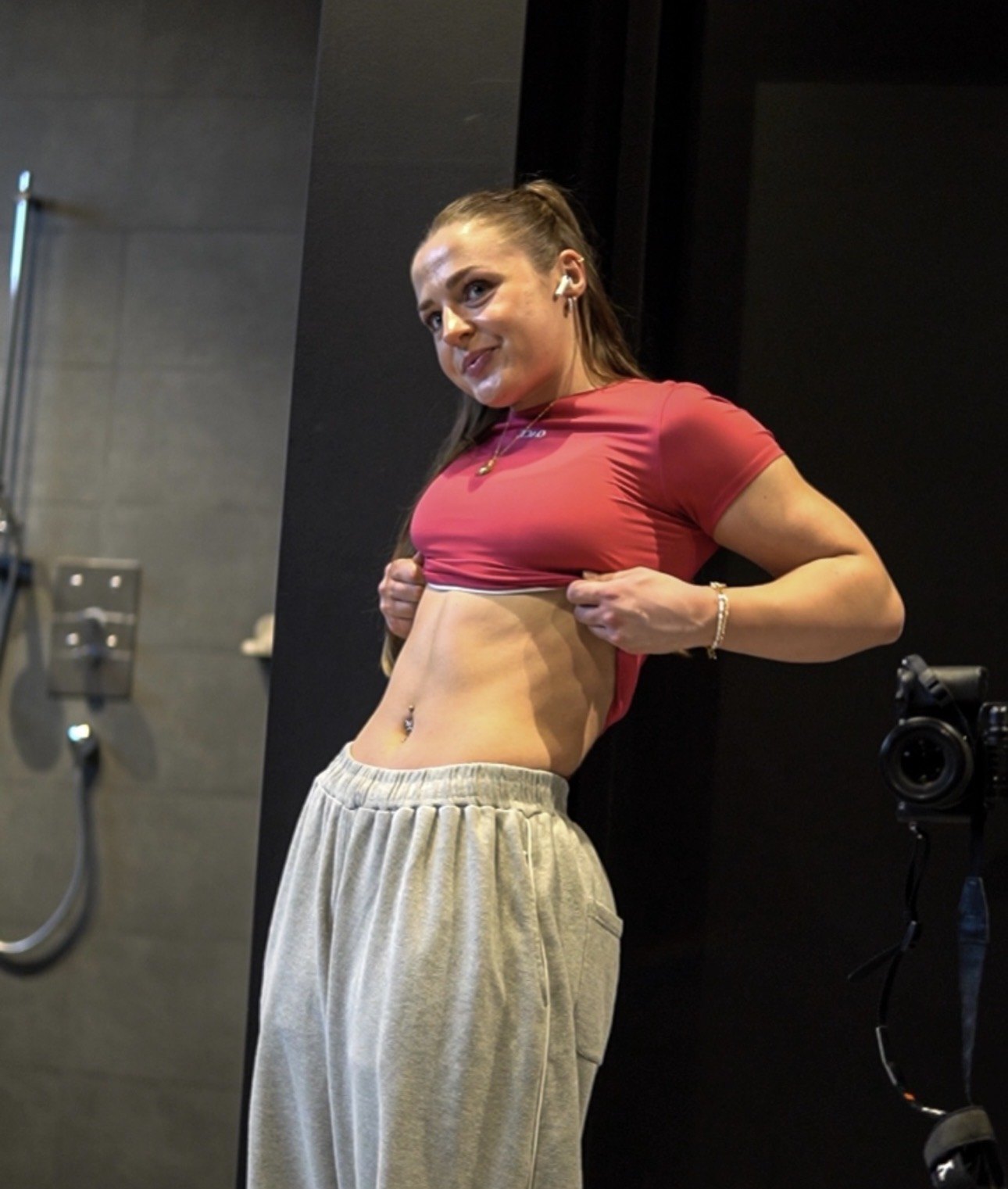 Celine im Gym, rotes Croptop